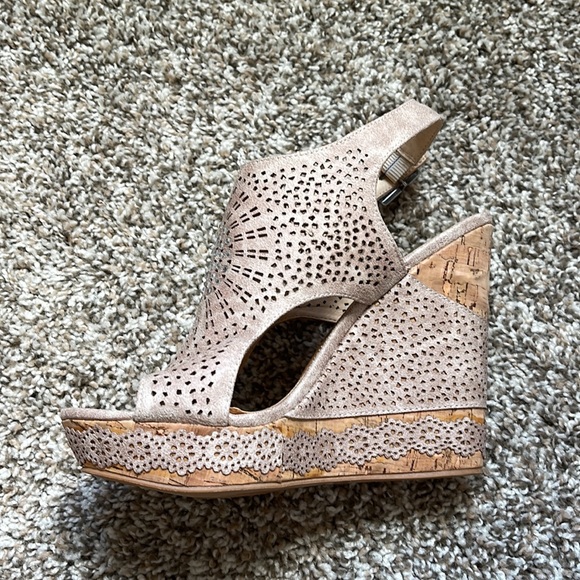 Not rated wedges size 7.5 size great condition never worn - Picture 2 of 12